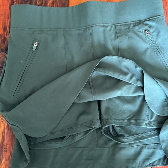 Green athletic skirt with under shorts. Multiple pockets. Size small - Picture 5 of 7